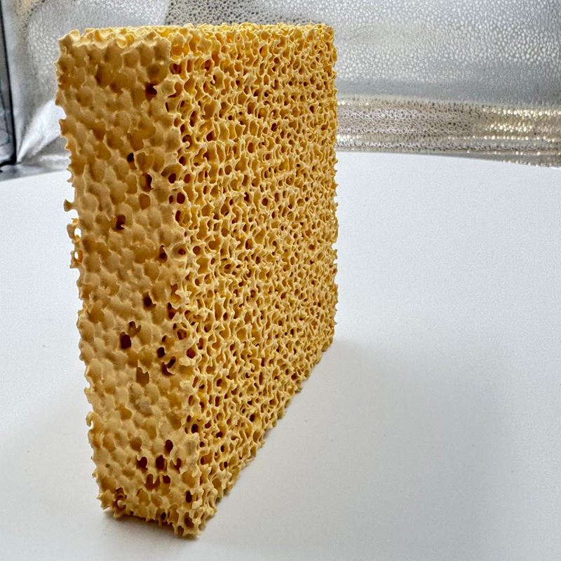 Keramisk filter for smeltet stålfiltrering
